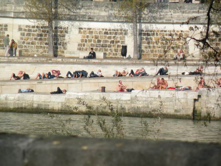  personnes prenant un bain de soleil sur les berges de la Seine